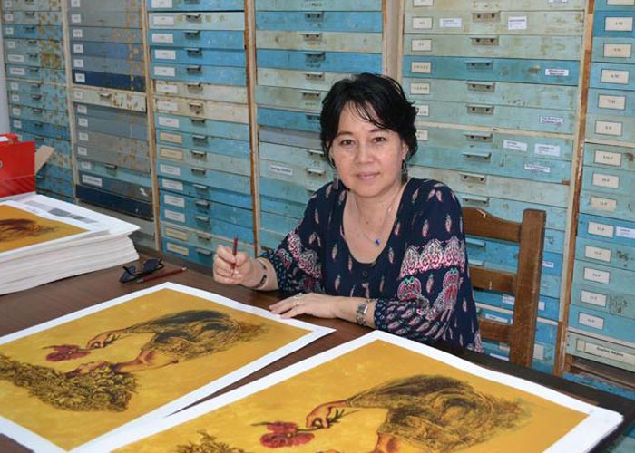 Alicia de la Campa Pak signing her works.